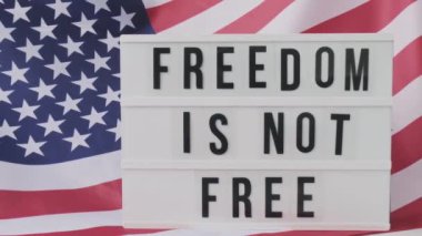 Ağır çekim dalgalanan Amerikan Bayrağı Arkaplanı. FREEDOM 'lu ışık kutusu Amerika Birleşik Devletleri' nin özgür bayrağı değildir. 4 Temmuz Bağımsızlık Günü. Amerikan vatanseverliği ulusal bayramı. Usa gurur duyuyor.