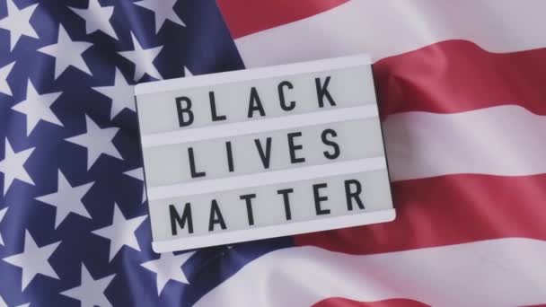 Slow motion Viftande amerikansk flagga bakgrund. Lightbox med texten BLACK LIVES MATTER Flagga i USA. Fjärde juli självständighetsdagen. USA patriotism nationell helgdag. Usa stolt. — Stockvideo