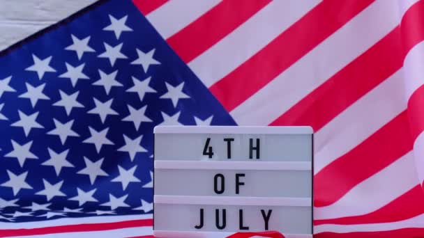 4k sventola bandiera americana sfondo. Lightbox con testo 4 LUGLIO Bandiera degli Stati Uniti d'America. 4 luglio Giorno dell'Indipendenza. Festa nazionale del patriottismo degli Stati Uniti. Usa orgogliosi. — Video Stock