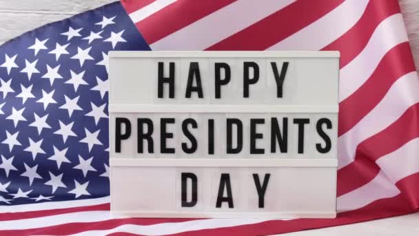 4k Waving American Flag Achtergrond Lightbox met tekst HAPPY PRESIDENTS DAY Vlag van de Verenigde Staten van Amerika. 4 juli Onafhankelijkheidsdag. USA patriottisme nationale feestdag. Usa trots. — Stockvideo