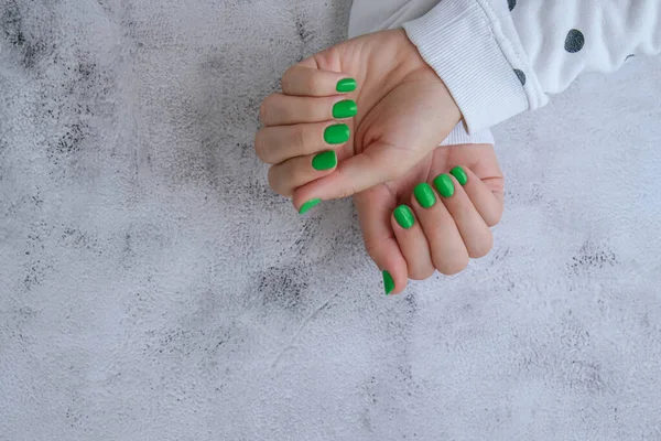 スタイリッシュな緑の爪で女性の手を操作します トレンディなモダンなデザインマニキュア スキンケア 美の治療だ ネイルケア 井戸だ 流行色 — ストック写真