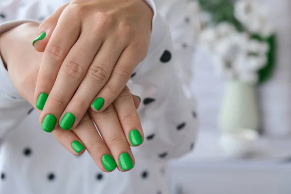 Mãos Femininas Cuidadas Com Unhas Verdes Elegantes Manicure Design Moderno — Fotografia de Stock