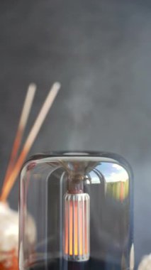 Modern ışıklandırılmış hava nemlendirme ile kapalı mekan dekorasyonu Aroma esaslı yağ parfümü kokusu. Kokulu ev sağlığı alışkanlığı işte. İyi manevi sağlık ve dikkatli olma kavramı