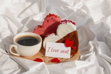 Not kağıdına sabah kahvaltısı Sevgililer Günü kahvaltısı renkli Ganache aromalı taze kruvasanlarla enfes taze kruvasanları seviyorum. Eşsiz kalp şekli