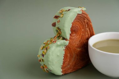 Matcha Green Tea aromalı Ganache ile kapuçino, latte, enfes taze kruvasan için. Eşsiz kalp şekilli fırın. Puf puf böreği bayram aşkı hediyesi hediye fikri Sevgililer Günü