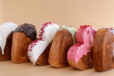 Sevgililer Günü bayramı hediyesi fikri. Lezzetli ve canlı kalp şeklinde kruvasan ikramı. Renkli kremayla kaplanmış. Uzayı kopyala Gıda deneyleri viral