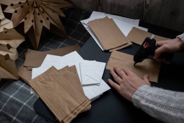 Samimi Noel dekorasyonu için kağıt kar taneleri yapmakta usta bir sınıf. Sürdürülebilir kutlama en az sorumluluk gerektiren tatil projesi. Adım adım talimat 