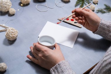 Noel balosu hediye kartı yaratma hikâyesi. Dokunarak yapılan bir aktivite. Yaratıcı kendi yarattığım hediyelerin ana sınıfı gelişimi. Mevsimlik ev hayatı mikro bir an