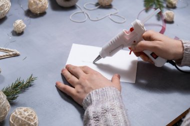 Noel ağacı kurdelesi hediye Noel fikri. Kendin yap. Kartpostalla çevre dostu dekorasyon yap. El yapımı hediyeler yapmak çocuklar için zararsız projeler. Tatil aile zamanı. Yaratıcı etkinlik