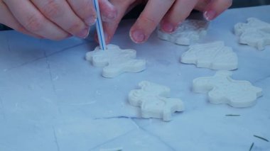 Kuru kil etkinliği fikri çocukların atölye çalışmalarına ait. DIY işlemleri adım adım. Noel ağacı süslemesi için hazırlanıyorum. Modern organik tasarım minimalistik