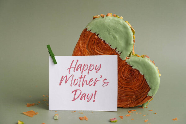 Поздравительная открытка с Днем Матери Вкусный свежий круассан увенчанный ароматом зеленого чая маття Ganache. Создание уникальной формы сердца пекарни. Puff торт праздник любви подарок идея. Копирование пространства 