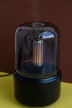 Ev kokusu yayıcı ve esaslı yağ. Modern hava nemlendirici evde. Evde yaşamanın rahatlığını artırmak için. Ultrasonik parfüm buhar teknolojisi