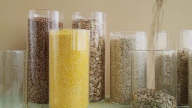 Sürdürülebilir ambalajda çiğ yulaf lapası seti. Yenilenebilir ambalaj sistemleri. Glütensiz mısır gevreği. Sağlık sigortası. Alternatif hecelenen tahıl bileşeni kavramı. Vejetaryen diyet tarifleri