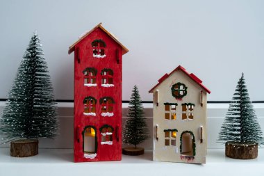 Sürdürülebilir Noel rahat atmosferik dekor modern İskandinav ev yapımı dekorasyonu. Ahşap evler. Çocuklar için mevsimsel etkinlik. Noel arifesi hazırlığı