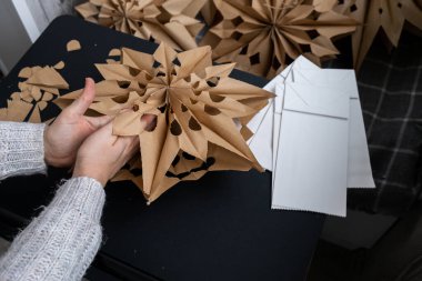 Sürdürülebilir Noel örtüsü ev yapımı dekorasyon. Kağıtları ve yapıştırıcıyı kendin hazırlamak için özel ders. Çocuklar için mevsimsel etkinlik. 3D kar taneleri Noel arifesi hazırlığı