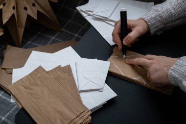 Noel yıldızı ve yeni yıl arifesi için hazırlanma süreci. Üç boyutlu el çantası kar tanelerini boyamış. Sorumlu ekolojik sıfır atık el yapımı dekorasyon. Çocuk hobisi ev dekorasyonu