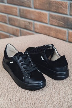 Zarif siyah deri kadın ayakkabıları markalaştırmak için boş ürün. Yeni gündelik kadın ayakkabıları markasız ayakkabı ticareti. Markasız logo ürünü yok.