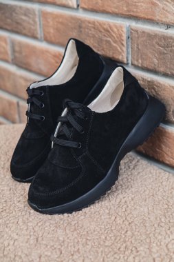 Zarif siyah deri kadın ayakkabıları markalaştırmak için boş ürün. Yeni gündelik kadın ayakkabıları markasız ayakkabı ticareti. Markasız logo ürünü yok.