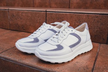 Damgasız, taze, beyaz deri ayakkabılar. Online mağazalar ve sürdürülebilirlik temalı pazarlama için tasarım şablonları. Logo olmadan temiz, boş ayakkabılar.