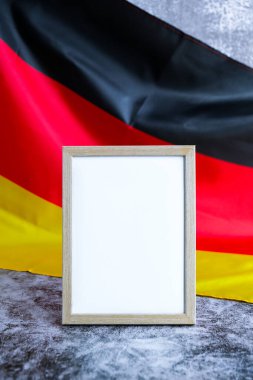 Boş beyaz kağıt çerçevesi Almanya 'nın ulusal sembolü. Alman dalgası kumaş arka planının reklamını yapın. Metnin için alanı kopyala. Bağımsızlık Konsepti