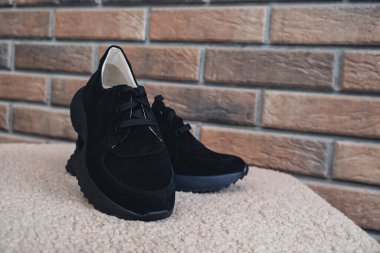 Zarif siyah deri kadın ayakkabıları markalaştırmak için boş ürün. Yeni gündelik kadın ayakkabıları markasız ayakkabı ticareti. Markasız logo ürünü yok.