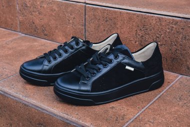 Zarif siyah deri kadın ayakkabıları markalaştırmak için boş ürün. Yeni gündelik kadın ayakkabıları markasız ayakkabı ticareti. Markasız logo ürünü yok.