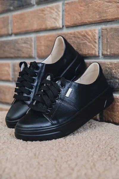 Zarif siyah deri kadın ayakkabıları markalaştırmak için boş ürün. Yeni gündelik kadın ayakkabıları markasız ayakkabı ticareti. Markasız logo ürünü yok.