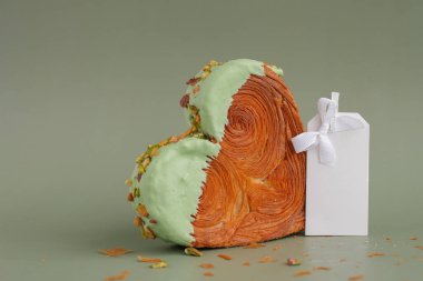 Boş kâğıt şablon Matcha Green Tea aromalı Ganache ile süslenmiş lezzetli taze kruvasan maketi. Eşsiz kalp şekilli fırın. Puf puf böreği, bayram aşkı hediyesi. Sevgililer Günü fikri.