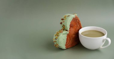 Matcha Green Tea aromalı Ganache ile kapuçino, latte, enfes taze kruvasan için. Eşsiz kalp şekilli fırın. Puf puf böreği bayram aşkı hediyesi hediye fikri Sevgililer Günü