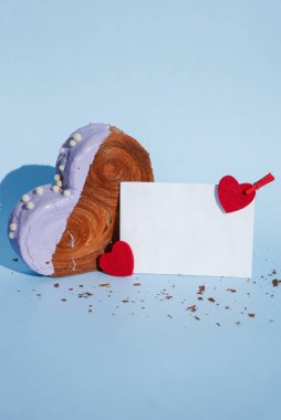 Renkli Ganache aromalı enfes taze kruvasan içeren örnek model tebrik kartı. Eşsiz kalp şekilli fırın. Puf böreği, bayram aşkı hediyesi Sevgililer Günü hediyesi. Anlaşıldı.