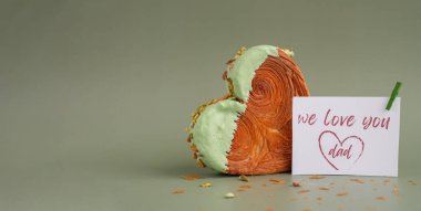 Babalar Günü hediyesinden alıntı yapmak isteriz. Fotokopi alanı olan yeşil arka planda fıstık şekilli kruvasan. Puf puf yeni moda tatlı pastanesi. Kremalı hamur deneyi