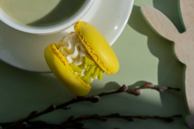 Paskalya tavşanı, bayram dekorasyonu besin değeri yüksek kibrit çay, bademli tatlı ve yumuşak renkli arka planda son moda gölgeler. Günaydın güzel kahvaltı hediyesi fikri. Canlı yaratıcı renkler