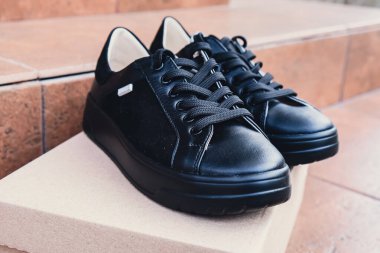 Zarif siyah deri kadın ayakkabıları geri dönüşümlü karton kutuda markalaştırmak için boş ürün. Yeni gündelik kadın ayakkabıları markasız ayakkabı ticareti. Markasız logo ürünü yok.