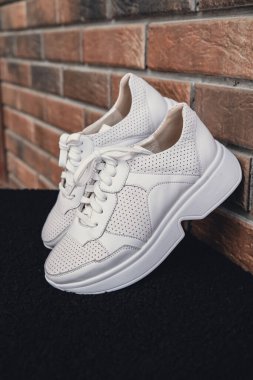 Damgasız bej renkli deri ayakkabılar. Online mağazalar ve sürdürülebilirlik temalı pazarlama için tasarım şablonları. Temiz, boş ayakkabılar. Logo yok.