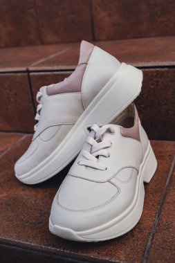 Damgasız bej renkli deri ayakkabılar. Online mağazalar ve sürdürülebilirlik temalı pazarlama için tasarım şablonları. Temiz, boş ayakkabılar. Logo yok.