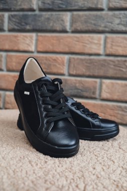 Zarif siyah deri kadın ayakkabıları markalaştırmak için boş ürün. Yeni gündelik kadın ayakkabıları markasız ayakkabı ticareti. Markasız logo ürünü yok.