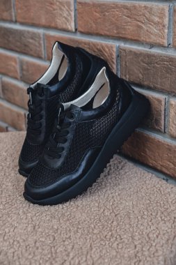 Zarif siyah deri kadın ayakkabıları markalaştırmak için boş ürün. Yeni gündelik kadın ayakkabıları markasız ayakkabı ticareti. Markasız logo ürünü yok.