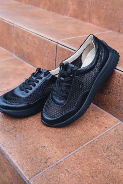 Zarif siyah deri kadın ayakkabıları markalaştırmak için boş ürün. Yeni gündelik kadın ayakkabıları markasız ayakkabı ticareti. Markasız logo ürünü yok.