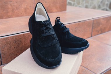 Zarif siyah deri kadın ayakkabıları geri dönüşümlü karton kutuda markalaştırmak için boş ürün. Yeni gündelik kadın ayakkabıları markasız ayakkabı ticareti. Markasız logo ürünü yok.