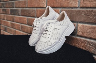 Damgasız bej renkli deri ayakkabılar. Online mağazalar ve sürdürülebilirlik temalı pazarlama için tasarım şablonları. Temiz, boş ayakkabılar. Logo yok.