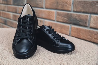 Zarif siyah deri kadın ayakkabıları markalaştırmak için boş ürün. Yeni gündelik kadın ayakkabıları markasız ayakkabı ticareti. Markasız logo ürünü yok.