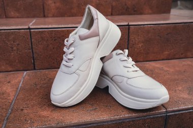 Damgasız bej renkli deri ayakkabılar. Online mağazalar ve sürdürülebilirlik temalı pazarlama için tasarım şablonları. Temiz, boş ayakkabılar. Logo yok.