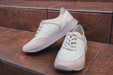 Damgasız bej renkli deri ayakkabılar. Online mağazalar ve sürdürülebilirlik temalı pazarlama için tasarım şablonları. Temiz, boş ayakkabılar. Logo yok.