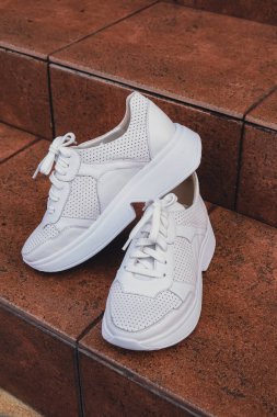 Damgasız, taze, beyaz deri ayakkabılar. Online mağazalar ve sürdürülebilirlik temalı pazarlama için tasarım şablonları. Logo olmadan temiz, boş ayakkabılar.