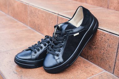 Zarif siyah deri kadın ayakkabıları markalaştırmak için boş ürün. Yeni gündelik kadın ayakkabıları markasız ayakkabı ticareti. Markasız logo ürünü yok.