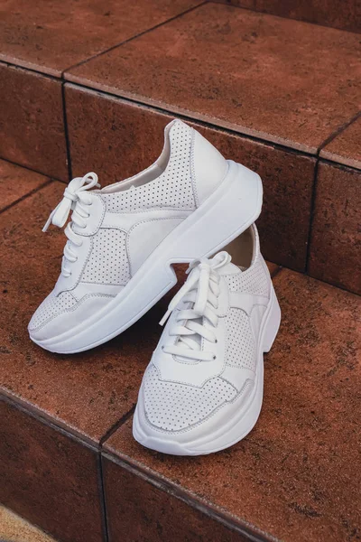 Damgasız, taze, beyaz deri ayakkabılar. Online mağazalar ve sürdürülebilirlik temalı pazarlama için tasarım şablonları. Logo olmadan temiz, boş ayakkabılar.