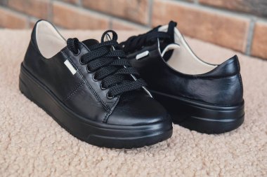 Zarif siyah deri kadın ayakkabıları markalaştırmak için boş ürün. Yeni gündelik kadın ayakkabıları markasız ayakkabı ticareti. Markasız logo ürünü yok.