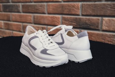 Damgasız bej renkli deri ayakkabılar. Online mağazalar ve sürdürülebilirlik temalı pazarlama için tasarım şablonları. Temiz, boş ayakkabılar. Logo yok.