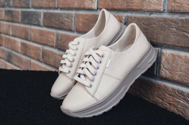 Damgasız bej renkli deri ayakkabılar. Online mağazalar ve sürdürülebilirlik temalı pazarlama için tasarım şablonları. Temiz, boş ayakkabılar. Logo yok.