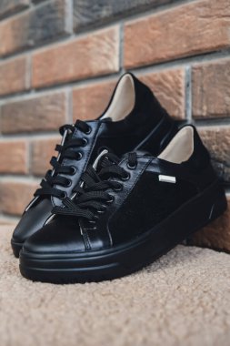 Zarif siyah deri kadın ayakkabıları markalaştırmak için boş ürün. Yeni gündelik kadın ayakkabıları markasız ayakkabı ticareti. Markasız logo ürünü yok.